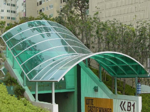 地下車庫出入口